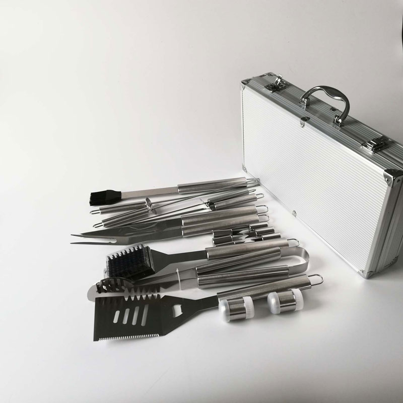 Aluminum Case 18pcs Stainless Steel Heat Resistance BBQ Tools Set